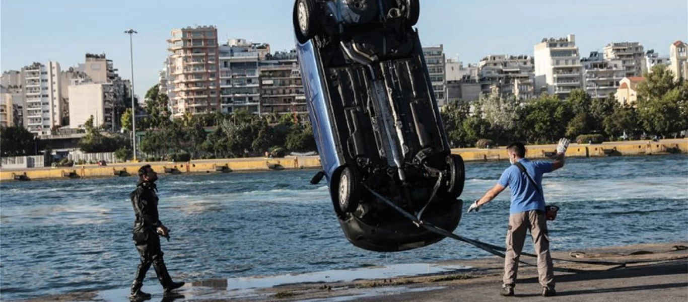 Πειραιάς: Είχε «κουμπωμένη» ταχύτητα το αυτοκίνητο που έπεσε στο λιμάνι (φώτο)